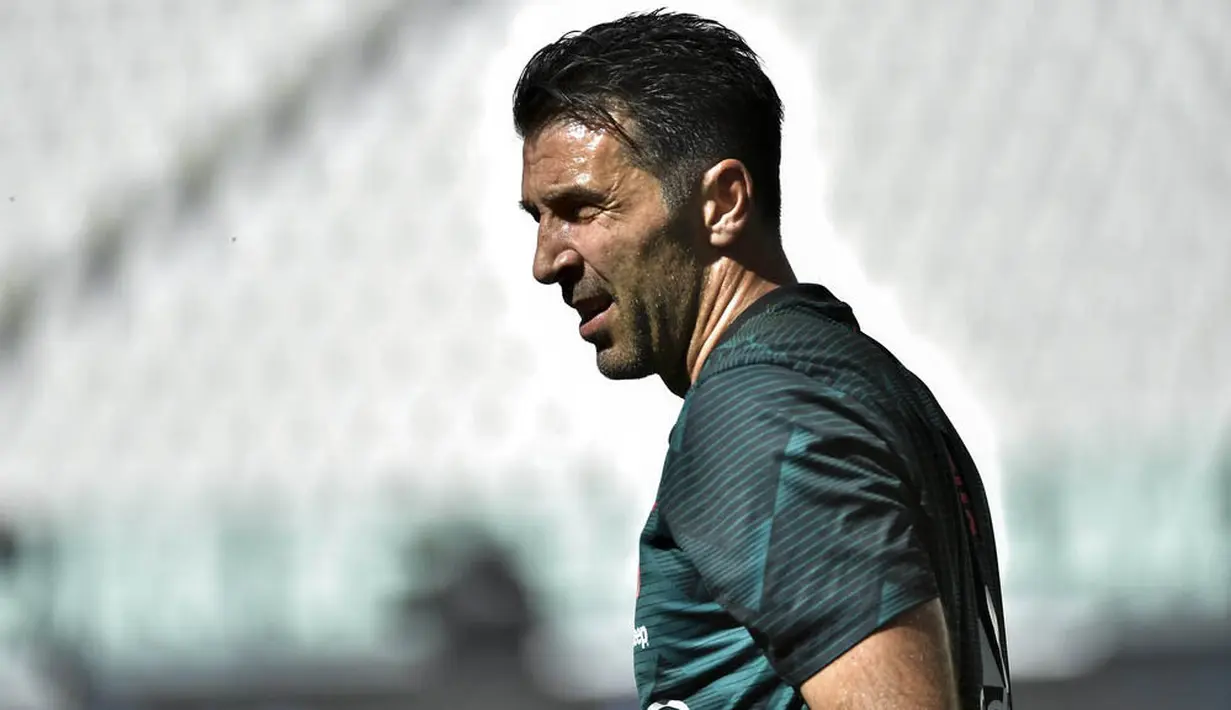 Kiper Juventus, Gianluigi Buffon, saat melawan Torino pada laga Serie A di Stadion Allianz, Turin, Sabtu (4/6/2020). Juventus menang 4-1 atas Torino. (AP/Marco Alpozzi)