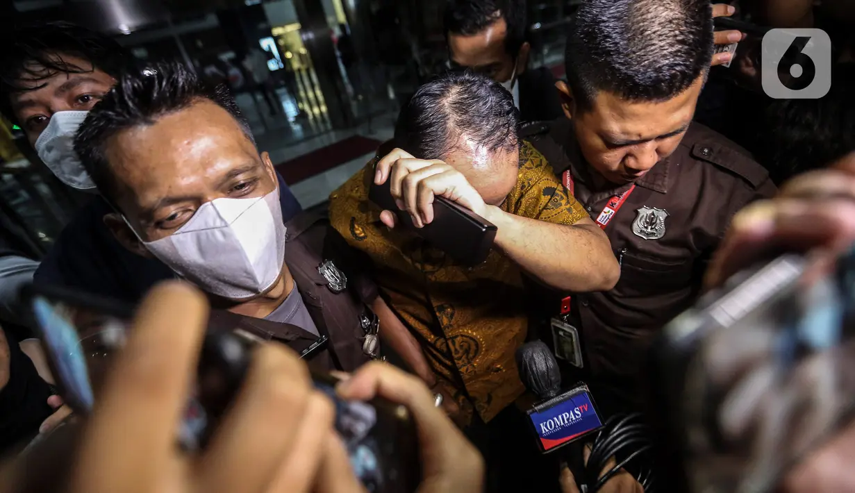 Idris lantas meninggalkan wartawan sambil menutupi wajahnya agar tidak terekam kamera.  (Liputan6.com/Johan Tallo)