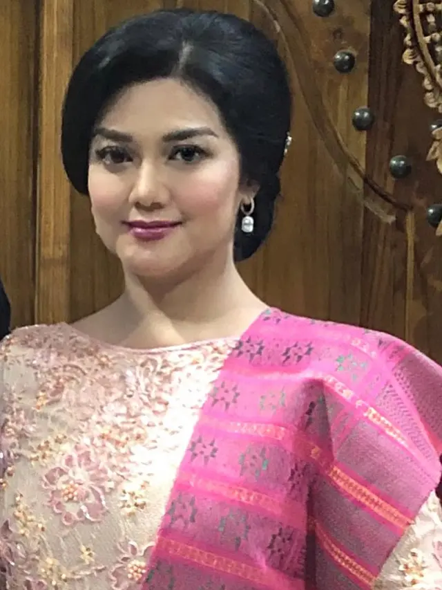 Potret Bella Saphira dengan Sanggul