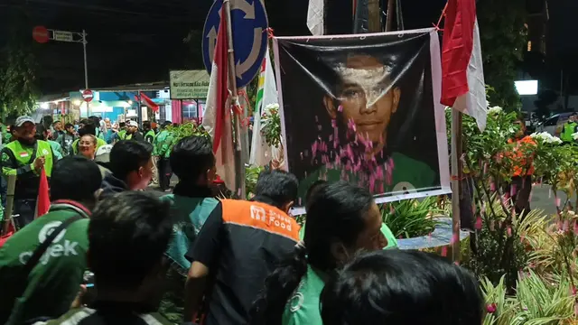 Massa aksi dan juga polisi di Jember memberikan bunga sebagai simbol penghormatan kepada almarhum Affan Kurniawan, pengemudi ojol yang dilindas rantis Brimob.