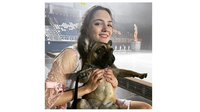 8 Pesona Evgenia Medvedeva, Atlet Ice Skating Rusia yang Viral di Media Sosial