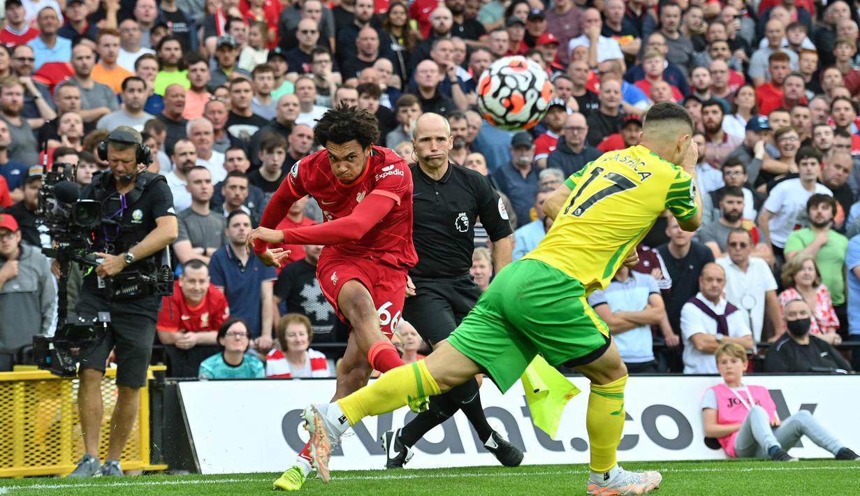 Bersama Liverpool, pemain asal Inggris itu mampu membawa Liverpool menjuarai Liga Champions 2018/2019 dan Premier League 2019/2020. Tak heran, jika bek sayap kanan itu dibanderol dengan harga 75 juta euro atau setara Rp1,262 triliun. (Foto: AFP/Justin Tallis)