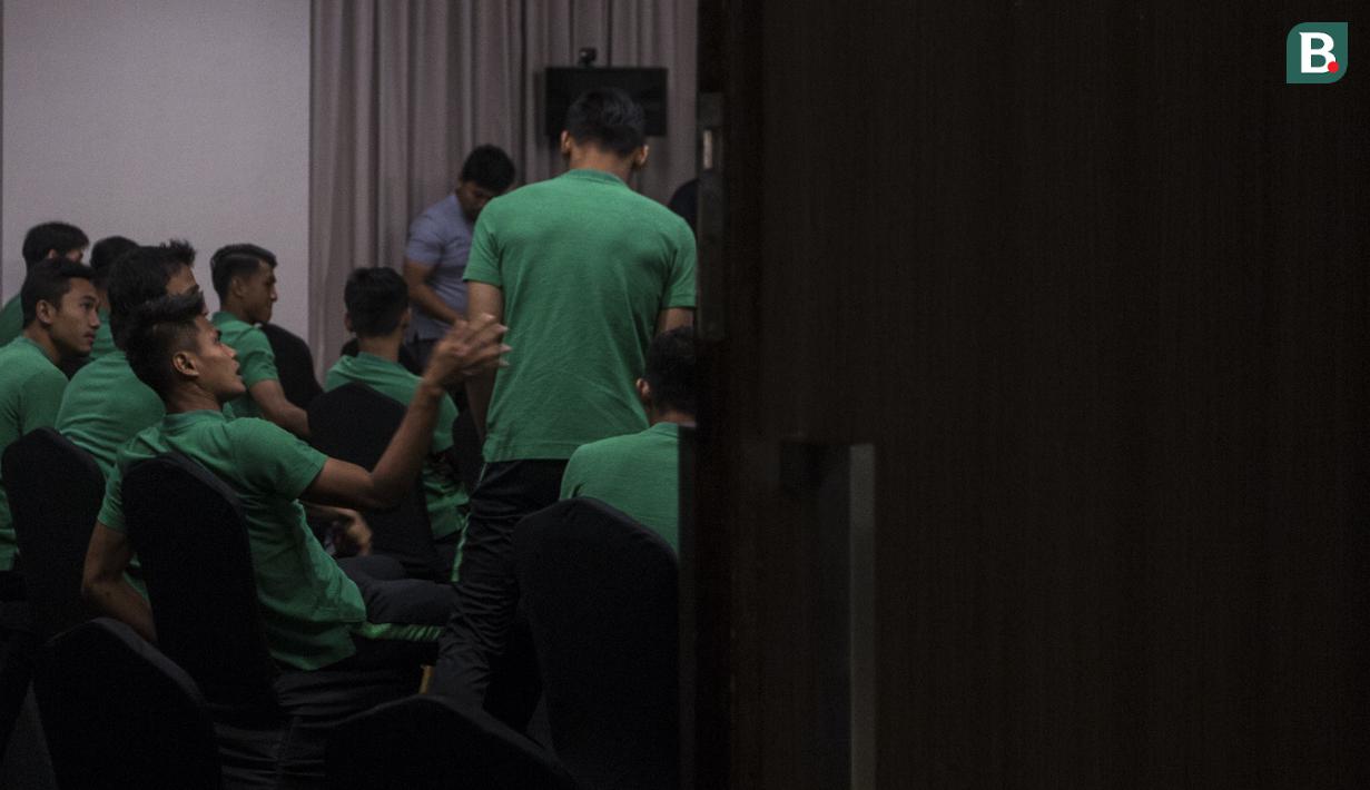 Pemain Timnas Indonesia, Fachrudin Ariyanto, bersama rekan-rekannya mengikuti sesi ESQ di Hotel Grand Zuri, Jawa Barat, Senin (5/11). Materi ESQ diberikan jelang turnamen Piala AFF 2018. (Bola.com/Vitalis Yogi Trisna)