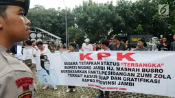 Polisi mengawal unjuk rasa Suara Pemuda Anti Korupsi (Speak) di depan Gedung KPK, Jakarta, Senin (21/1). Aktivis menutut KPK segera memanggil Bupati Muaro Jambi Masnah Busyroh dan menetapkannya sebagai tersangka. (Merdeka.com/Dwi Narwoko)