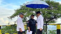 Menteri LHK Siti Nurbaya mendampingi Presiden Jokowi meninjau lokasi Ibu Kota Negara di sebagian Kabupaten Penajam Paser Utara dan di sebagian Kabupaten Kutai Kartanegara, Kalimantan Timur. (dok. KLHK)