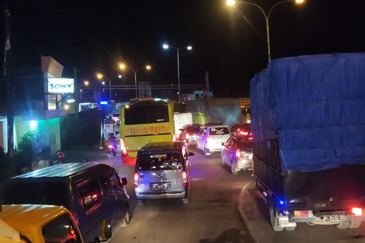 Kepadatan arus mudik Idul Fitri 1444 H mulai terlihat di Pelabuhan Merak, Kota Cilegon, Banten, pada Kamis (13/4/2023) malam.