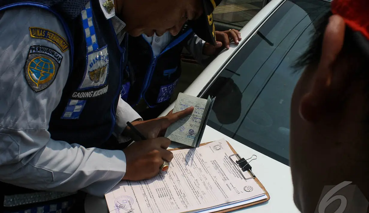 Walaupun denda parkir liar sudah diberlakukan, masih saja ada yang membandel memarkirkan kendaraan  bukan pada tempatnya, Jakarta, Kamis (18/9/2014) (Liputan6.com/Faizal Fanani)