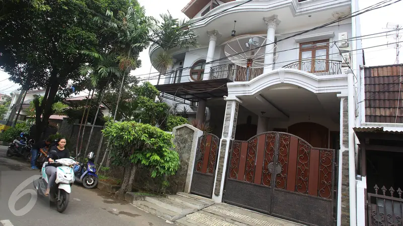 20170126-Ditangkap KPK, Rumah Patrialis Akbar Sepi Aktivitas-Jakarta