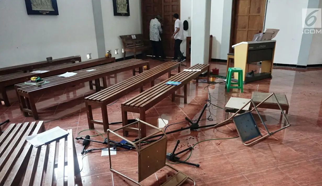 Sejumlah fasilitas rusak usai penyerangan yang terjadi di Gereja Santa Lidwina Bedog, Trihanggo, Sleman, Yogyakarta, Minggu (11/2). Pelaku menyerang sejumlah umat dan merusak benda-benda dengan senjata tajam. (Liputan6.com/Arya Manggala)