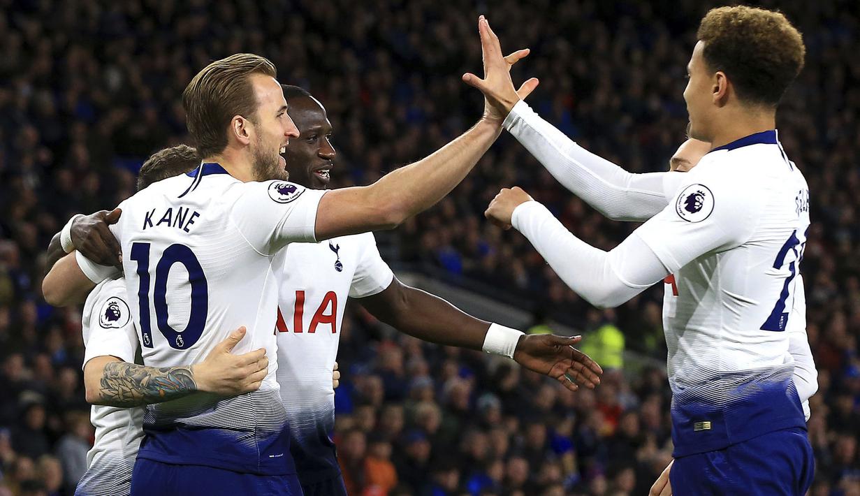 Para pemain Tottenham Hotspur merayakan gol yang dicetak oleh Harry Kane ke gawang Cardiff City pada laga Premier League di Stadion Cardiff City, Selasa (1/1). Tottenham Hotspur menang 3-0 atas Cardiff City. (AP/Mark Kerton)
