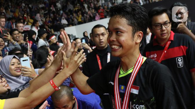 Pebulutangkis Indonesia, Anthony Sinisuka Ginting disambut penggemarnya usai laga final tunggal putra Indonesia Masters 2020 melawan Anders Antonsen (Denmark) di Istora GBK, Jakarta, MInggu (19/1/2020). Anthony Sinisuka unggul 17-21 21-15 21-9. (Liputan6.com/Helmi Fithriansyah)