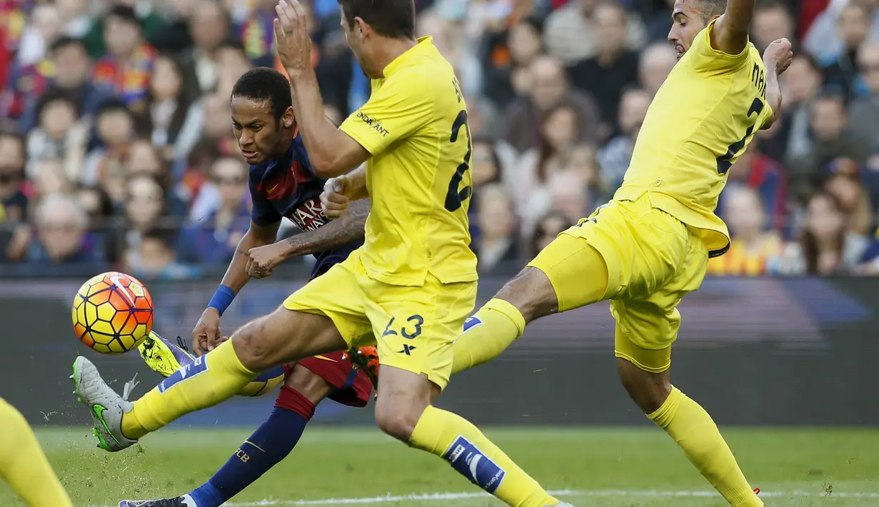 Pemain Barcelona Neymar (kiri)  melakukan tembakan saat dhadang para pemain Villarreal pada lanjutan La Liga Spanyol di Stadion Camp Nou, Barcelona, Spanyol, MInggu (8/11/2015). (REUTERS/Albert Gea)