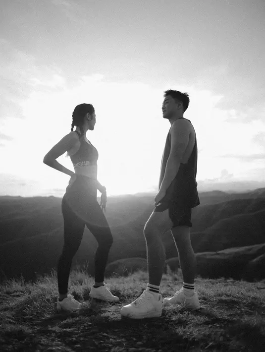 “Akhirnya kesampean photoshoot prewedding sambil workout ya,” tulis Olivia MasterChef. Momen prewedding ini dilakukan saat keduanya berada di Sumba Timur, Nusa Tenggara Timur.  (Liputan6.com/IG/olivia.mci8)