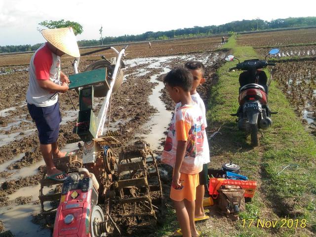 Bak Transformers Traktor Setan Membajak Sawah Dengan Remote