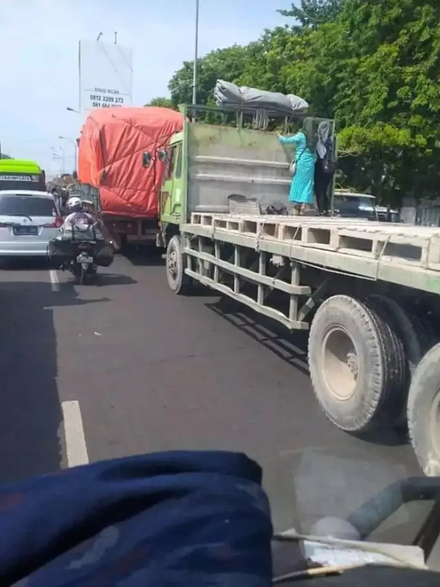10 Potret Nyeleneh Orang Numpang Kendaraan di Jalan Ini Aksinya Absurd Banget