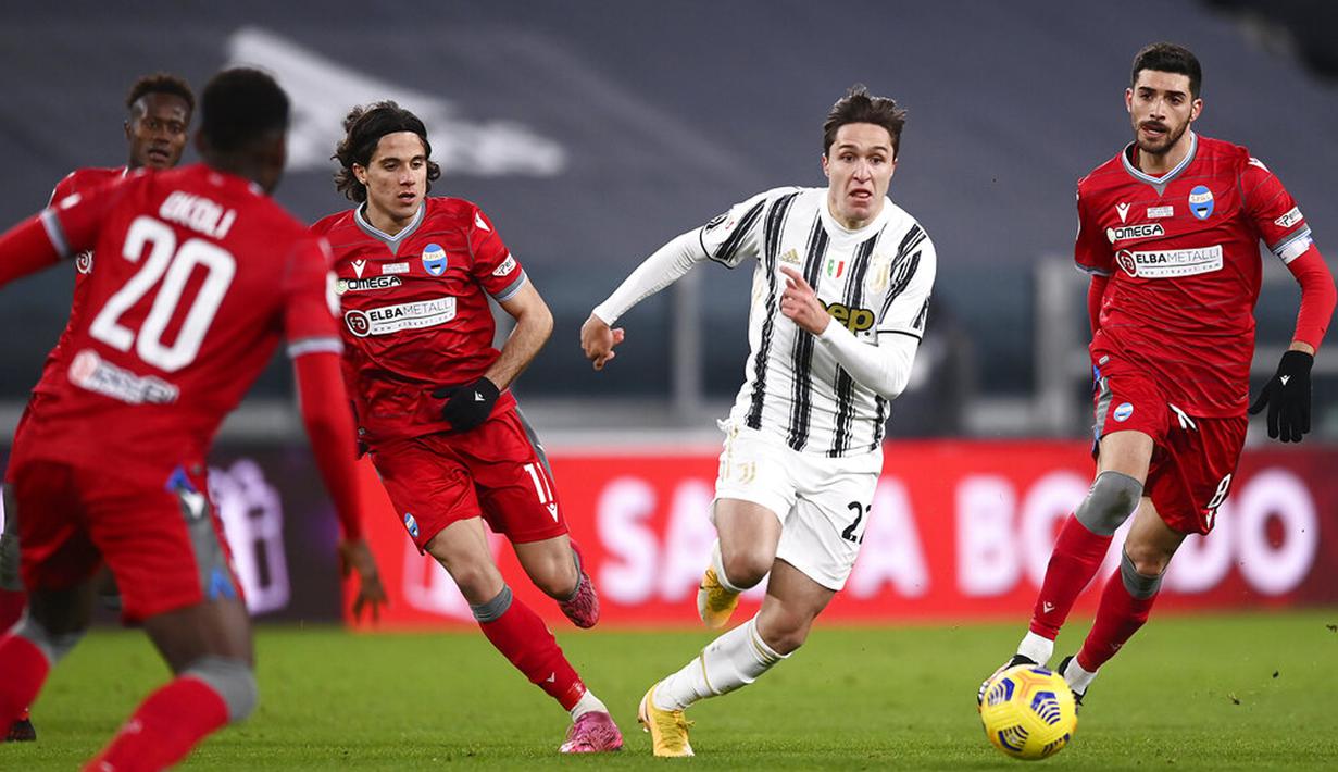 Pemain Juventus Federico Chiesa (tengah) beraksi saat melawan SPAL pada pertandingan perempat final Coppa Italia di Allianz Stadium, Turin, Italia, Rabu (27/1/2021). Juventus meraih tiket semifinal Coppa Italia usai membantai SPAL 4-0. (Fabio Ferrari/LaPresse via AP)