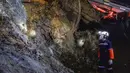 Seorang pekerja beraktivitas di tambang emas bawah tanah Pongkor milik PT Aneka Tambang Tbk (ANTAM), di Bogor, Jawa Barat, pada Kamis 16 Oktober 2025. (Daeng Mansur/AFP)