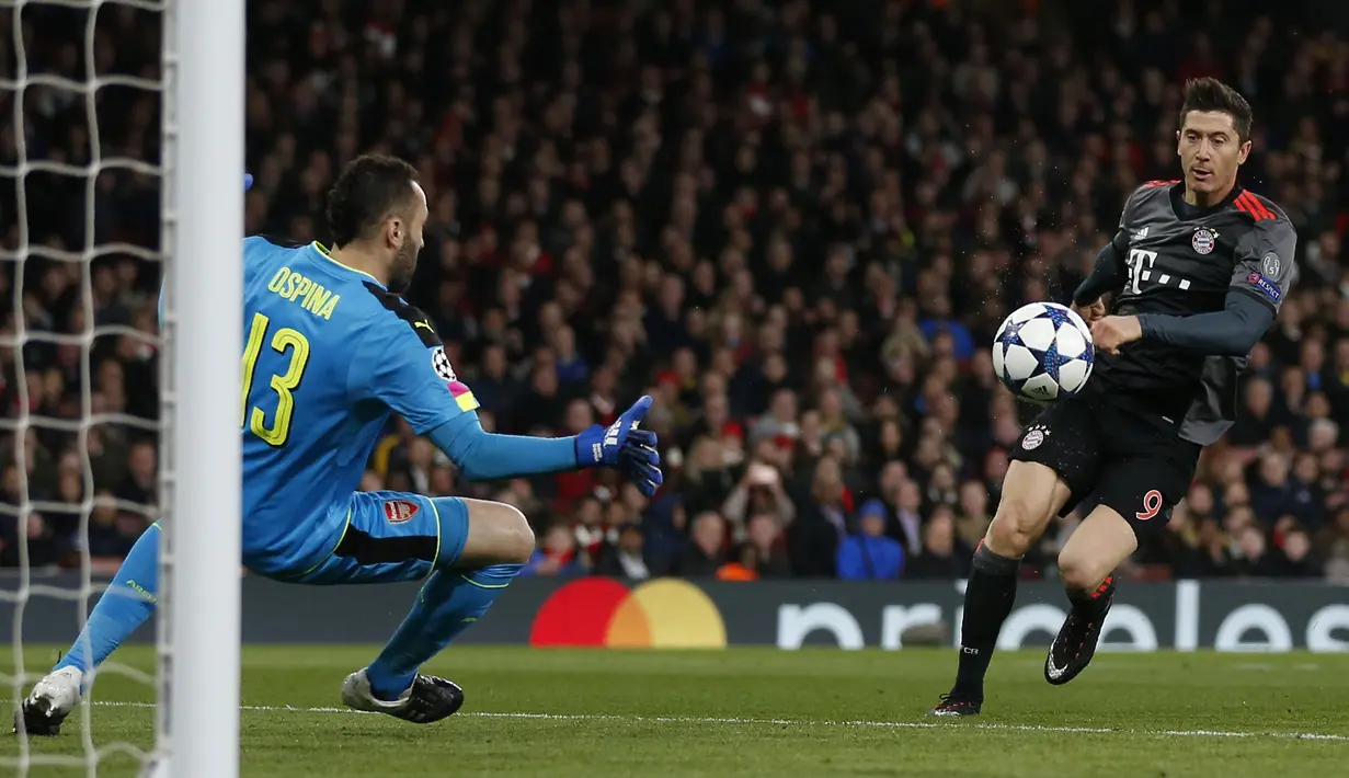 Striker Bayern Munchen, Robert Lewandowski, saat mencetak gol ke gawang Arsenal pada leg kedua babak 16 besar Liga Champions di Stadion Emirates, London, (7/3/2017). Bayern Munchen menang agregat 10-2 atas Arsenal. (AFP/Ian Kington)