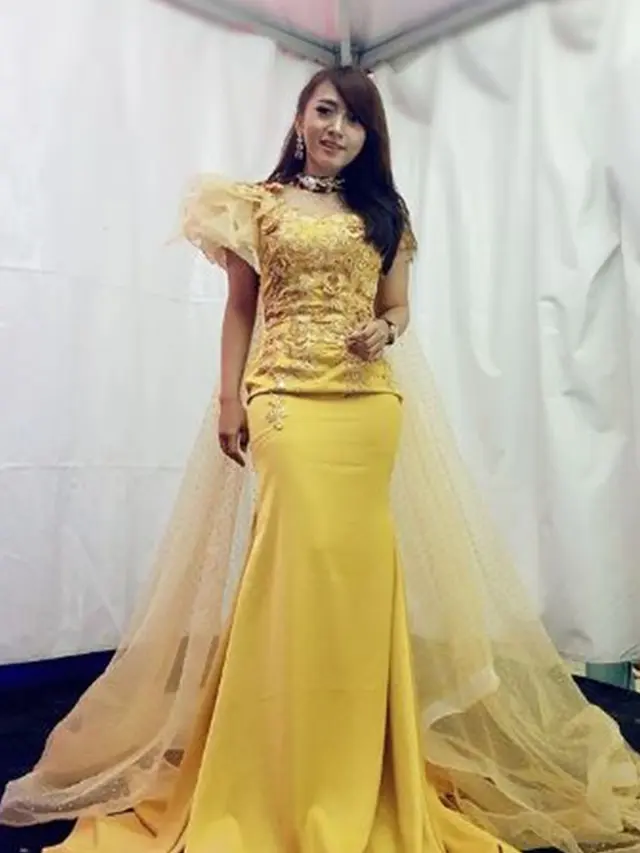 6 Potret Cantik Angely Emitasari Saat Manggung, Penyanyi yang Kini Jadi Kepala Desa