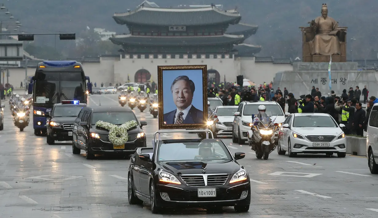 Iring - iringan mobil Jenazah mantan Presiden Korea Selatan Kim Young - sam saat perjalanan menuju pemakaman nasional di Seoul , Korea Selatan, (26/11). Kim Young - sam  meninggal dunia di usia ke-87. (REUTERS/Han Jong - chan)