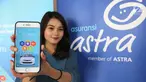 Model menunjukkan aplikasi Garda Mobile Otocare yakni Garda Mall, di Jakarta, Kamis (19/9/2019). Aplikasi yang diperkenalkan sejak tahun 2015 mampu memenuhi semua kebutuhan pemilik kendaraan mulai dari membeli mobil hingga menjualnya kembali. (Liputan6.com/HO/Eko)
