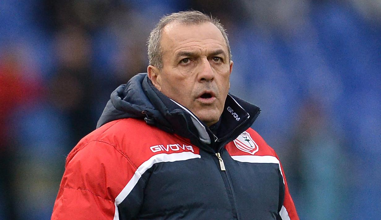 Fabrizio Castori. Pelatih asal Italia berusia 67 tahun ini menjalani periode ketiganya sejak musim 2020/2021 bersama Salernitana yang musim ini promosi ke Serie A. Sejak debut kepelatihannya pada Juli 1991, beberapa klub yang pernah ditanganinya hanya berstatus semenjana. (AFP/Tiziana Fabi)