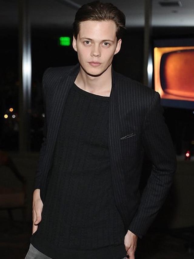 Jadi Sosok Badut Menyeramkan di Film IT, Ini Potret Bill Skarsgard yang Tampan