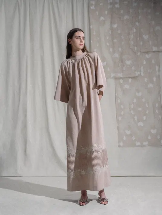 Dengan menggabungkan tradisi dan gaya modern, koleksi ini menjadi pilihan sempurna untuk berbagai acara berkumpul selama bulan Ramadan.  [Sapto Djojokartiko]