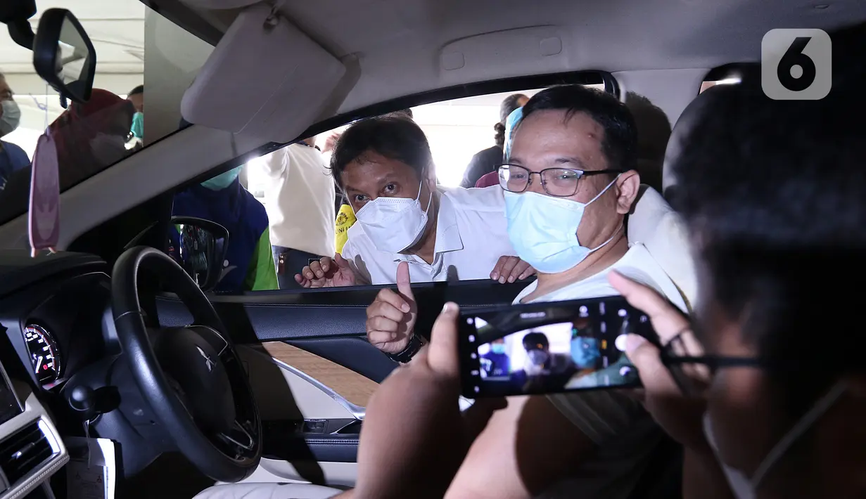 Menteri Kesehatan Budi Gunadi Sadikin menyapa warga saat meresmikan Sentra Vaksinasi Indonesia Bangkit di RSUI, Depok, Jawa Barat, Kamis (25/3/2021). Program ini dilakukan untuk lansia yang berdomisili di Depok dan sekitarnya ini digelar secara drive thru. (Liputan6.com/Herman Zakharia)