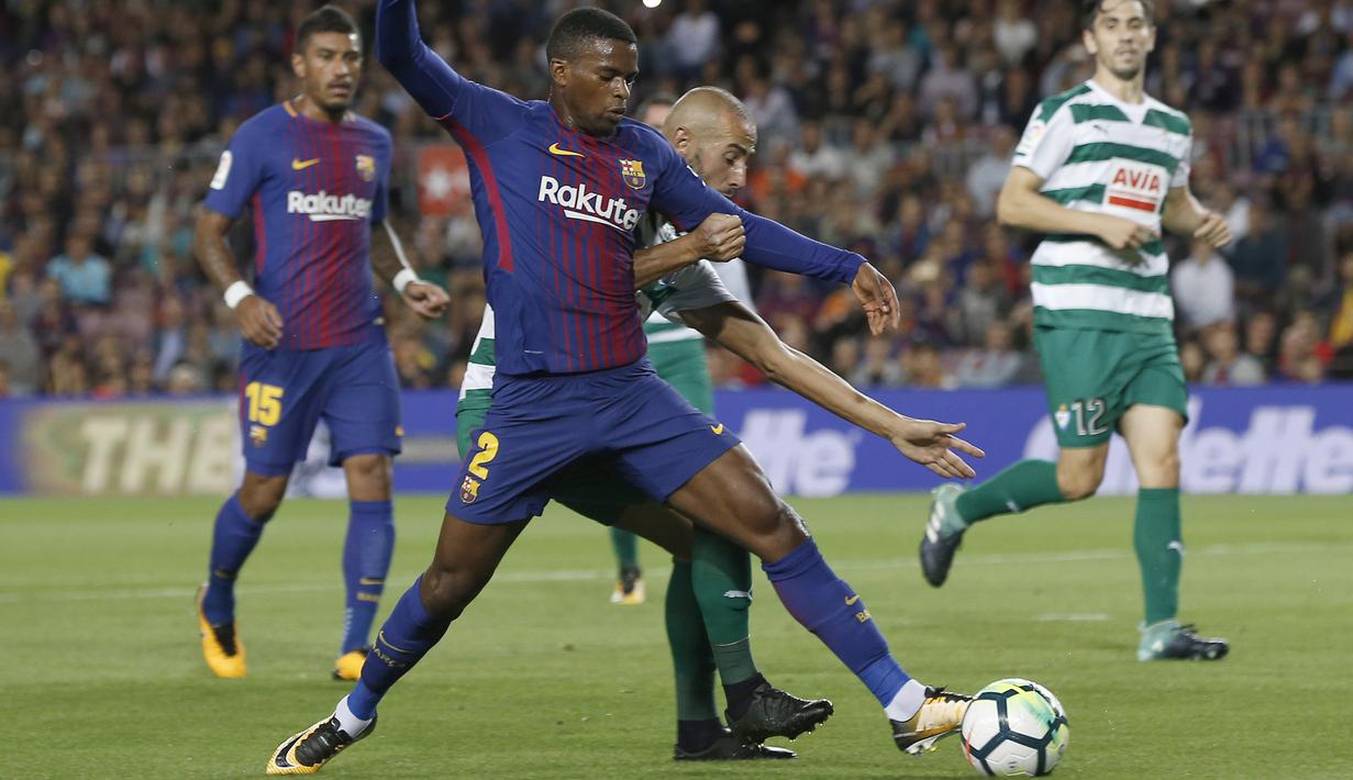 Aksi pemain Barcelona, Nelson Semedo (depan) saat berebut bola dengan pemain Eiba, Alejandro Galvez pada lanjutan La Liga Spanyol di Camp Nou stadium, Barcelona (19/9/2017). Barcelona menang 6-1. (AFP/Pau Barrena)