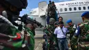 Sejumlah personel TNI AU membawa pilot yang ditahan saat latihan serangan pesawat di Lanud Sultan Iskandar Muda, Blang Bintang, Provinsi Aceh, Kamis (19/2/2020). (CHAIDEER MAHYUDDIN/AFP)