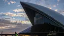 Pekerja di luar Sydney Opera House yang ditutup di Sydney, Australia (26/5/2020). Industri pariwisata Australia mengalami kerugian sekitar 5,8 miliar dolar Australia (1 dolar Australia = Rp10.579) dalam tiga bulan pertama 2020 seiring merebaknya pandemi coronavirus. (Xinhua/Bai Xuefei)