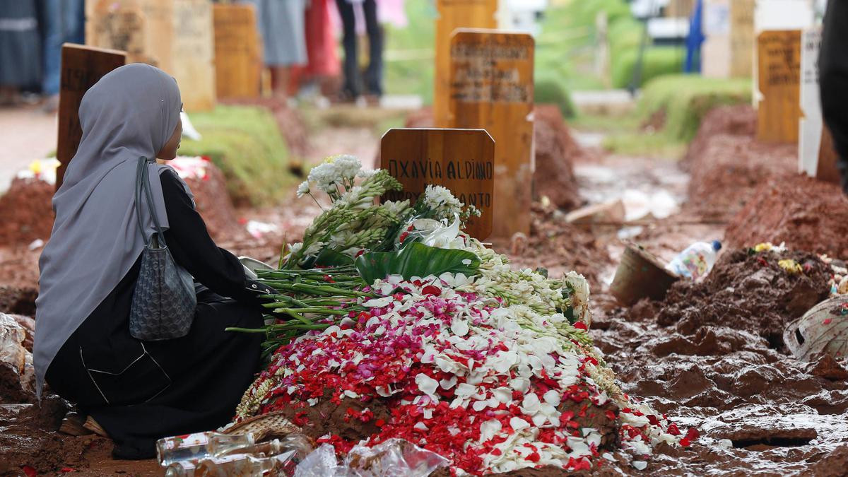 Nuansa Biru dan Gerimis Hujan Iringi Pemakaman Vidi Aldiano