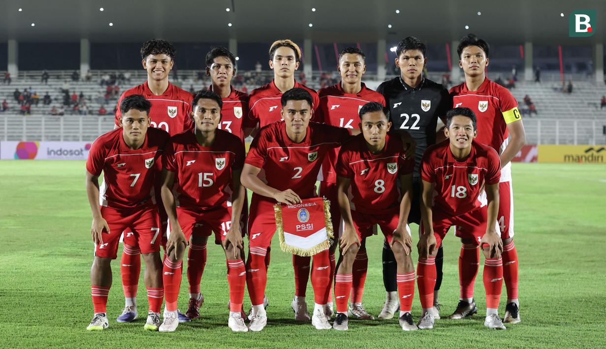 Starting XI pemain Timnas Indonesia U-23 memasuki lapangan pertandingan dalam laga uji coba melawan India di Stadion Madya, Senayan, Jakarta, Jumat (10/10/2025). (Bola.com/Muhammad Iqbal Ichsan)