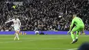 Pemain Tottenham, Timo Werner (kiri) mencetak gol penyeimbang 1-1 ke gawang Crystal Palace pada laga lanjutan Liga Inggris 2023/2024 di Tottenham Hotspur Stadium, London, Inggris, Sabtu (02/03/2024) malam WIB. (AFP/Justin Tallis)