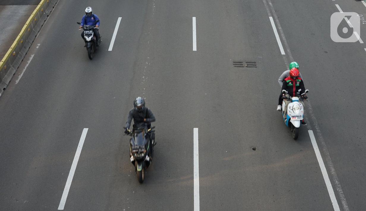 Pengendara sepeda motor melintasi Jalan MH Thamrin, Jakarta, Senin (24/5/2020). Kepala Dinas Perhubungan Provinsi DKI Jakarta Syafrin Liputo mengungkapkan kebijakan ganjil genap terhadap sepeda motor belum akan diterapkan dan hanya berlaku bagi kendaraan roda empat. (Liputan6.com/Immanuel Antonius)