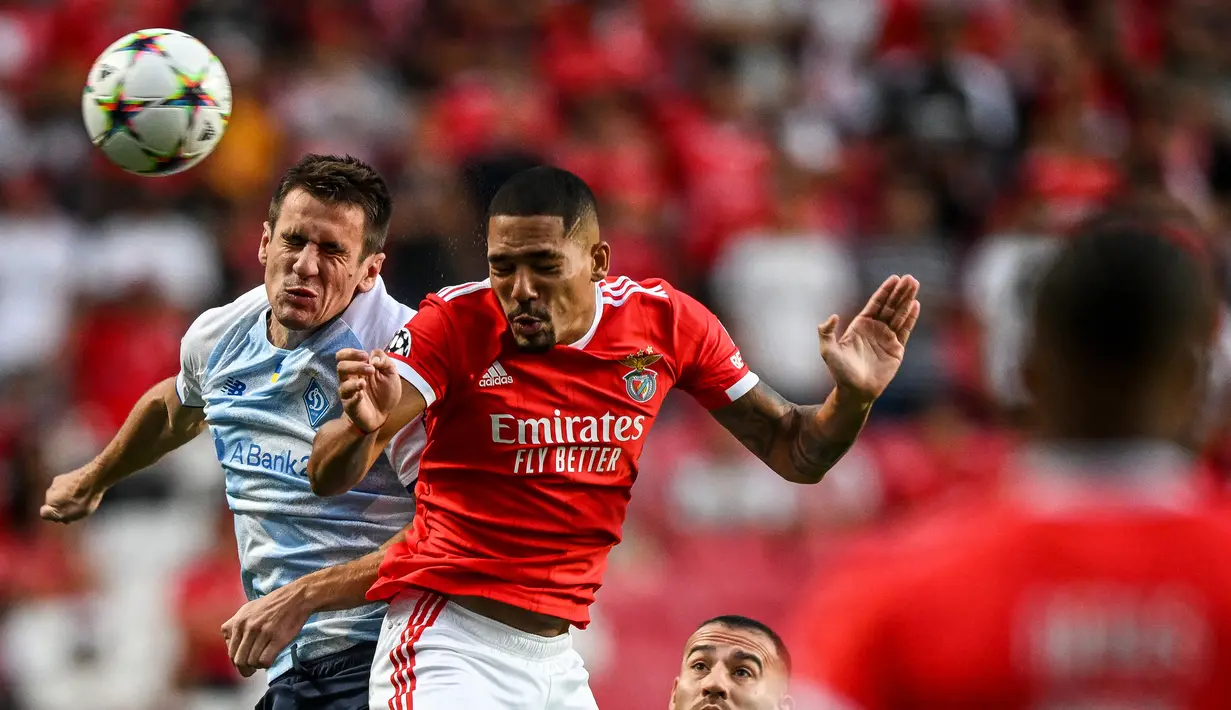 Pemain depan Dynamo Kiev Artem Biesiedin (kiri) dan pemain belakang Benfica Gilberto Junior berebut menyundul bola pada babak Play Off Liga Champions di Estadio da Luz, Lisboa, Portugal, Rabu (24/8/2022) dini hari WIB. Benfica melaju ke babak penyisihan grup Liga Champions musim 2022/2023 setelah menang 3-0 atas Dynamo Kiev. (PATRICIA DE MELO MOREIRA / AFP)