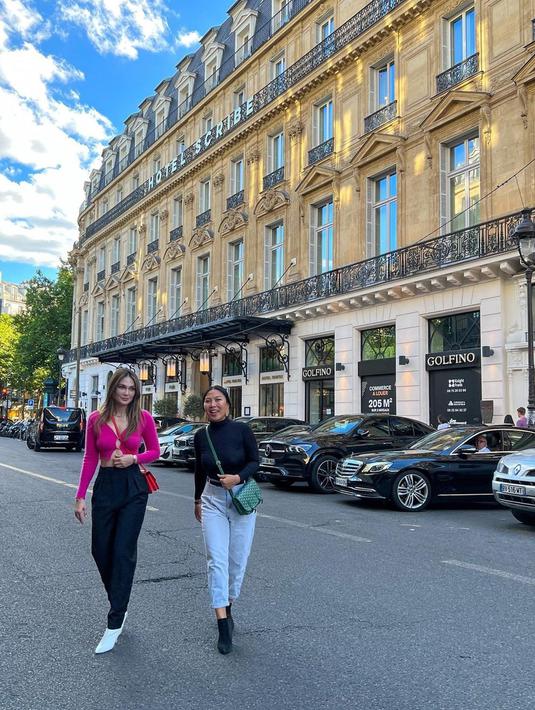 <p>Dalam potret tersebut, Luna Maya terlihat mengenakan cardigan crop top warna shocking pink yang dipadukan dengan celana panjang berwarna gelap. Penampilannya semakin serasi dengan tas Hermes berwarna senada namun agak sedikit lebih muda. (Instagram/lunamaya)</p>