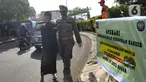 Petugas gabungan merazia warga yang tidak mengenakan masker saat Operasi Masker Gabungan di Perempatan Ciawi, Bogor, Kamis (10/9/2020). Razia masker yang dilakukan Pemkot dan Pemkab Bogor ini menyasar warga yang tidak mengenakan masker dengan denda sebesar Rp 100.000. (merdeka.com/Arie Basuki)