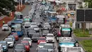 Kendaraan terjebak kepadatan di Jalan Jenderal Sudirman, Jakarta, Selasa (12/3). Meningkatnya jumlah kendaraan bermotor di Jakarta setiap tahunnya, semakin meningkatkan emisi kendaraan bermotor. (Liputan6.com/Helmi Fithriansyah)