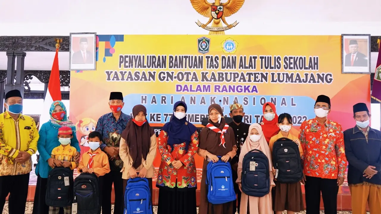 Ratusan tas dibagikan kepada siswa kurang mampu di Lumajang pada tahun ajaran baru (Istimewa)