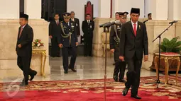 Presiden Jokowi bersiap melantik jajaran Komite Ekonomi dan Industri Nasional (KEIN) yang dipimpin Soetrisno Bachir sebagai Ketua di Istana Negara, Jakarta, Rabu (20/1). Pembentukan KEIN sesuai Perpres Nomor 8 Tahun 2016. (Liputan6.com/Faizal Fanani)