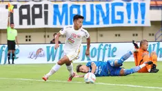 Pemain Persib Bandung, Stefano Beltrame, terjatuh saat berusaha melewati kiper Persija Jakarta, Andritany Ardhiyasa, pada laga pekan ke-28 Liga 1 2023/2024 di Stadion Si Jalak Harupat, Bandung, Sabtu (9/3/2024). (Bola.com/M Iqbal Ichsan)