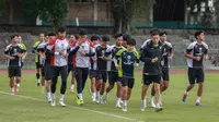 Timnas Indonesia menggelar latihan di Stadion Sriwedari, Solo, Rabu (18/12/2024) sore WIB menjelang pertandingan melawan Filipina pada partai penentuan Grup B Piala AFF 2024. Sesi latihan dibagi menjadi dua tim yang berbeda. Sejumlah pemain yang tampil penuh pada laga sebelumnya berlatih di pinggir lapangan. Sedangkan pemain yang minim menit bermain berlatih seperti biasa. (Bola.com/Radifa Arsa)