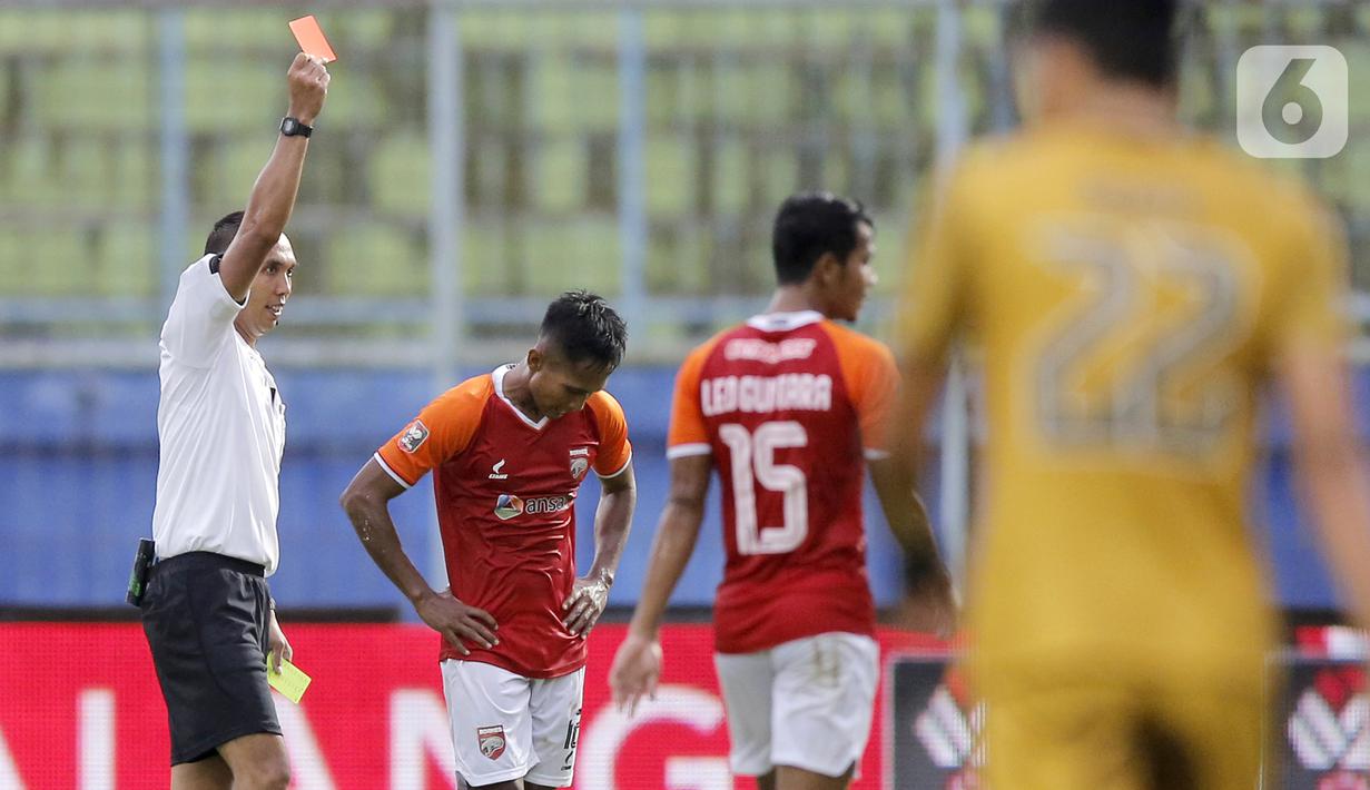 Pemain Borneo FC Samarinda Hendro Siswanto menerima kartu merah dari wasit Fariq Hitaba setelah melanggar pemain Bhayangkara Solo FC TM Ichsan dalam pertandingan babak penyisihan Piala Menpora 2021 di Stadion Kanjuruhan, Malang, Jawa Timur, Senin (22/3/2021). (Bola.com/Arief Bagus)