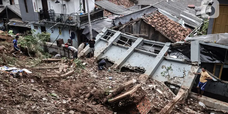 FOTO: Tanah Longsor Timpa Permukiman di Kemang