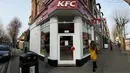 Pengumuman penutupan sementara terpampang di luar gerai makanan cepat saji KFC Surbiton, London, Inggris, Rabu (21/2). Dalam pengumumannya, KFC menyatakan mengalami krisis ayam lantaran mengalami masalah operasional di jalur distribusi. (AP/Matt Dunham)