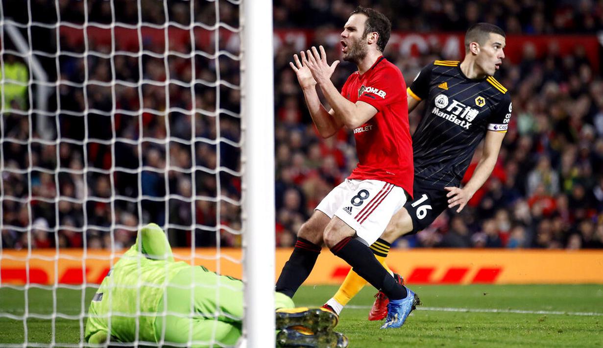 Gelandang Manchester United, Juan Mata, tampak kecewa usai gagal membobol gawang Wolverhampton Wanderers pada laga Premier League di Stadion Old Trafford, Sabtu (1/2/2020). Kedua tim bermain imbang tanpa gol. (AP/Martin Rickett)