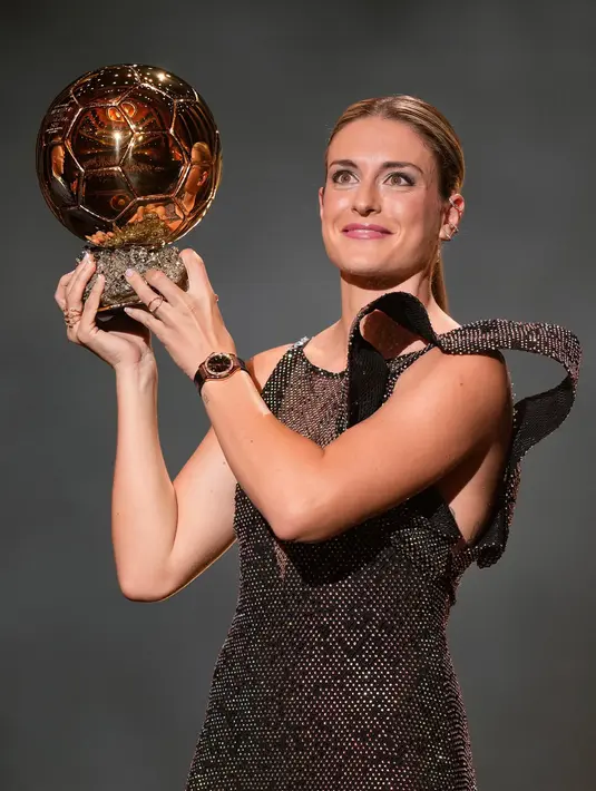 Pemain FC Barcelona, Alexia Putellas menerima penghargaan Woman Ballon d'Or keduanya saat upacara penghargaan Ballon d'Or France Football 2022 di Theater du Chatelet di Paris, Senin (17/10/2022). Alexia Putellas meraih penghargaan Ballon d'Or Wanita 2022 untuk Pesepak Bola Wanita Terbaik. (AP Photo/Francois Mori)