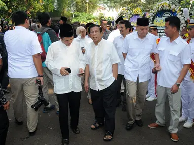 AM Fatwa (tengah) datang ke DPP Partai Gerindra untuk memberikan penghormatan terakhir buat Alm Suhardi, (29/8/2014). (Liputan6.com/Helmi Fithriansyah)